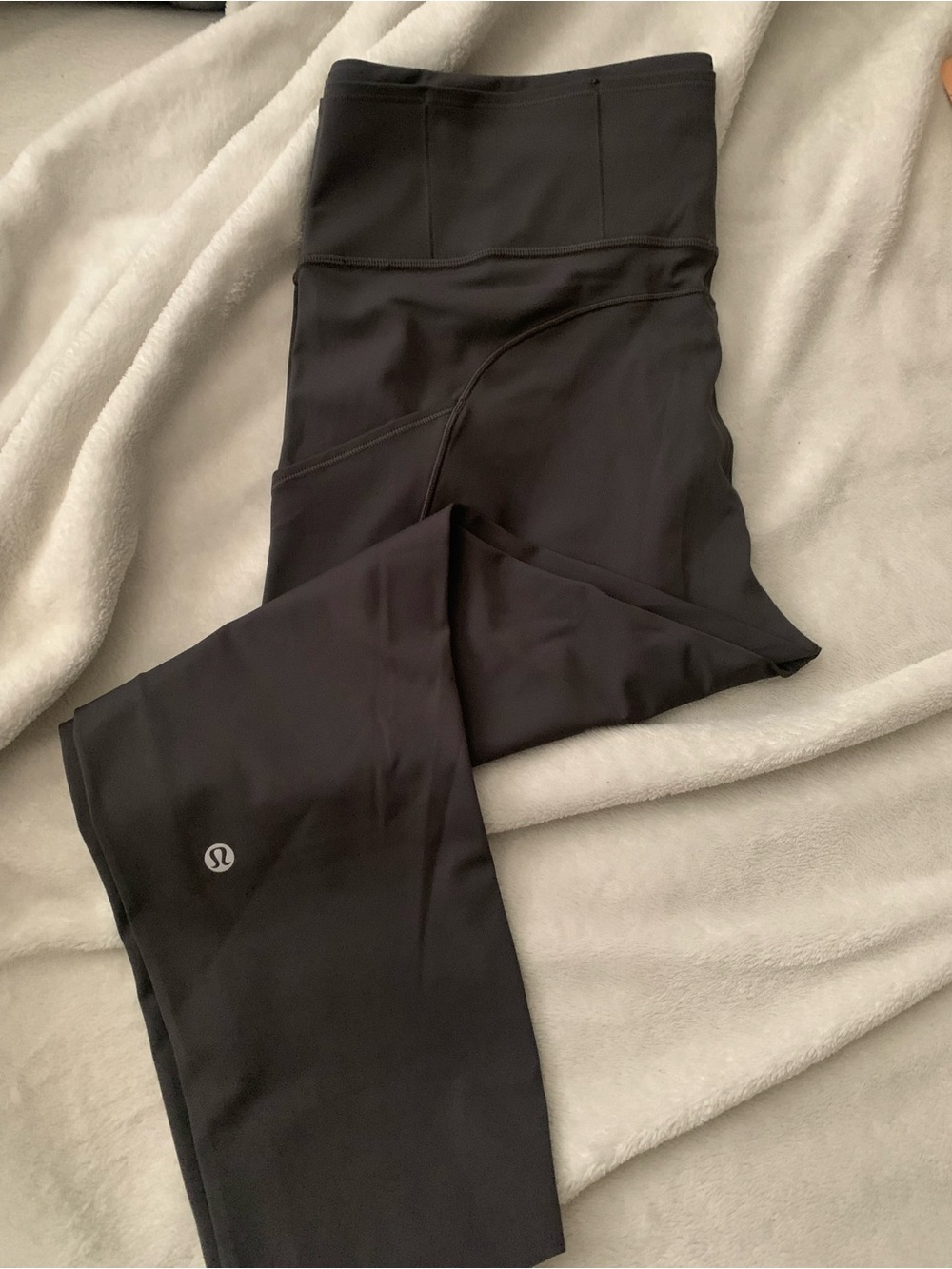 NWOT Lululemon Speed Up Tight Side & Back Pockets
23”
Charcoal Gray
Size 14